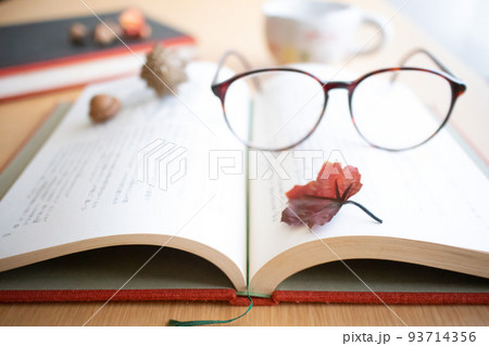 読書の秋、読書週間のイメージ背景 93714356