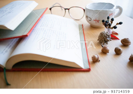 読書の秋、読書週間のイメージ背景 93714359
