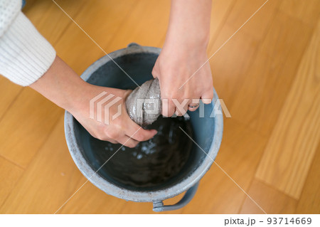 雑巾を絞る女性 雑巾を絞る女性 93714669