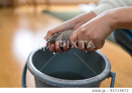雑巾を絞る女性 93714672