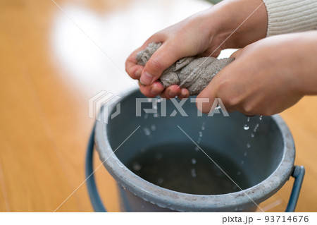 雑巾を絞る女性 雑巾を絞る女性 93714676