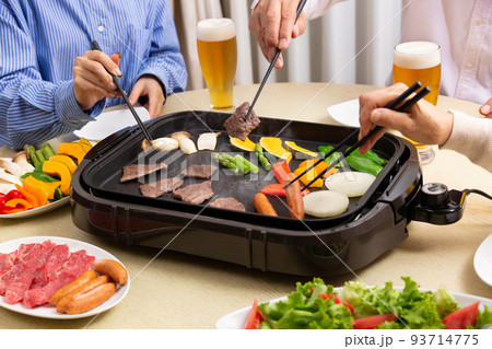 ビールを飲みながら焼肉を食べる家族 ビールを飲みながら焼肉を食べる家族 93714775