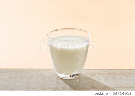 テーブルの上の牛乳 93714913