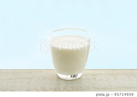 テーブルの上の牛乳 テーブルの上の牛乳 93714939