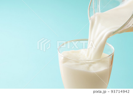 テーブルの上の牛乳 93714942