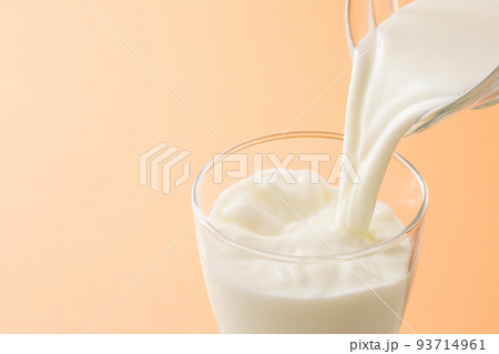 牛乳を注ぐ 牛乳を注ぐ 93714961