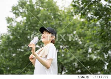 水分補給をする女性の様子 93714995