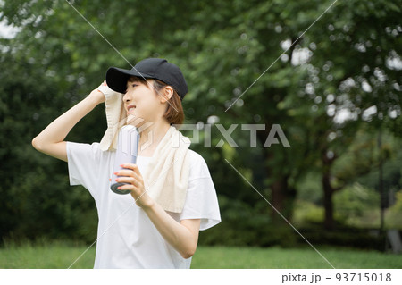 水分補給をする女性の様子 93715018