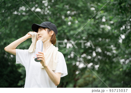 水分補給をする女性の様子 水分補給をする女性の様子 93715037