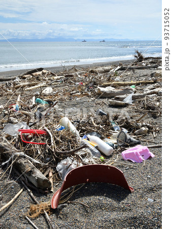 砂浜海岸の波打ち際に打ち上げられた沢山の漂流ゴミ 砂浜海岸の波打ち際に打ち上げられた沢山の漂流ゴミ 93715052