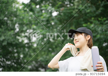 水分補給をする女性の様子 93715094