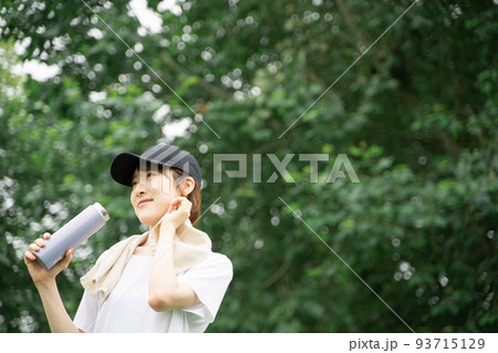水分補給をする女性の様子 93715129