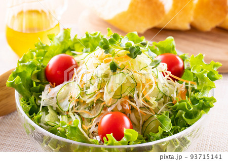 野菜サラダを食べる 93715141