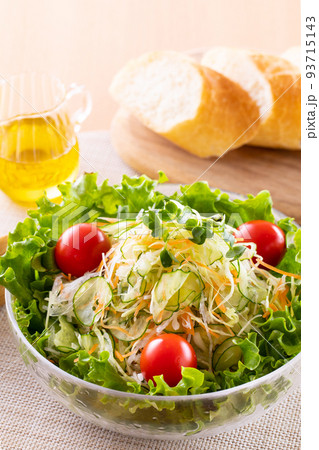 野菜サラダを食べる 93715143