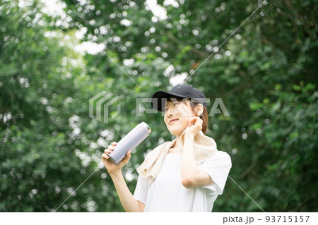 水分補給をする女性の様子 93715157