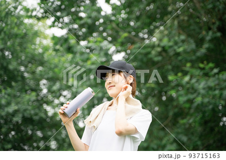 水分補給をする女性の様子 93715163