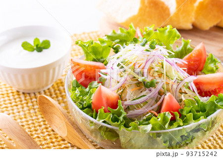 野菜サラダを食べる 野菜サラダを食べる 93715242
