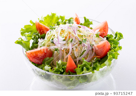 野菜サラダを食べる 93715247