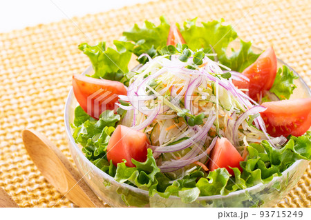 野菜サラダを食べる 野菜サラダを食べる 93715249