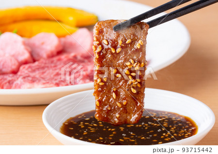 焼肉をタレをつけて食べる 焼肉をタレをつけて食べる 93715442