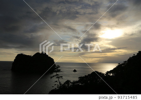 温泉街の夕陽 93715485