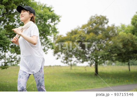 公園でジョギングをする女性の様子 93715546