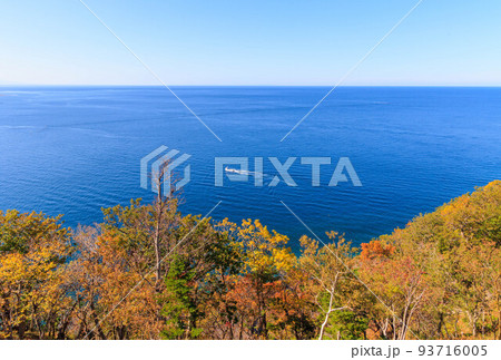 晴天のプユニ岬と船「秋の北海道」 93716005