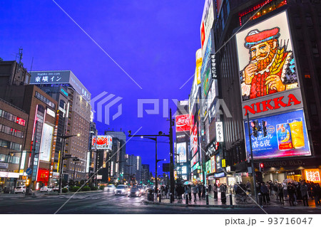 北海道札幌市のすすきの交差点、東方向の歓楽街の夜景 93716047