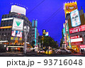北海道札幌市のすすきの交差点、北方向の歓楽街の夜景 93716048