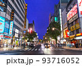 雨の北海道札幌市のすすきの南5西4交差点、北方向の歓楽街の夜景 93716052