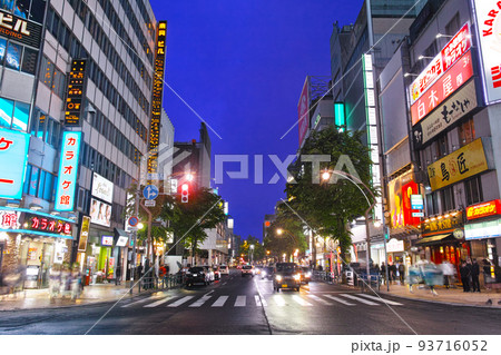 雨の北海道札幌市のすすきの南5西4交差点、北方向の歓楽街の夜景 雨の北海道札幌市のすすきの南5西4交差点、北方向の歓楽街の夜景 93716052