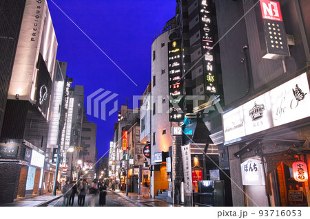 北海道札幌市のすすきの新宿通り、歓楽街の夜景 北海道札幌市のすすきの新宿通り、歓楽街の夜景 93716053