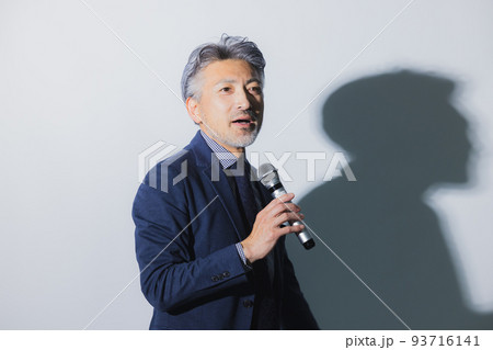 スピーチするグレイヘアの男性　　 93716141