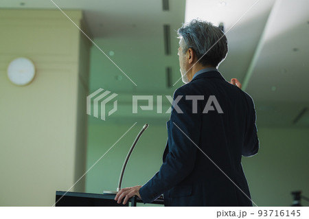 スピーチするグレイヘアの男性 スピーチするグレイヘアの男性 93716145