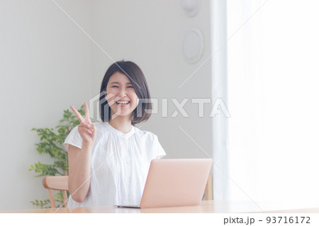 パソコンを使う若い女性 93716172