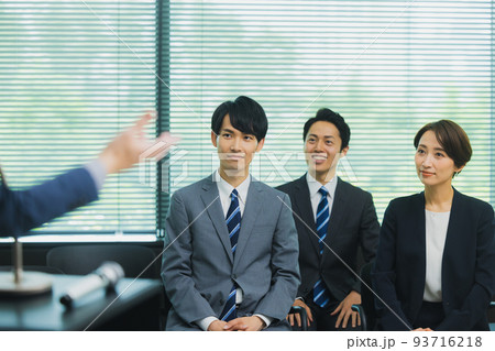 スピーチするグレイヘアの男性 スピーチするグレイヘアの男性 93716218