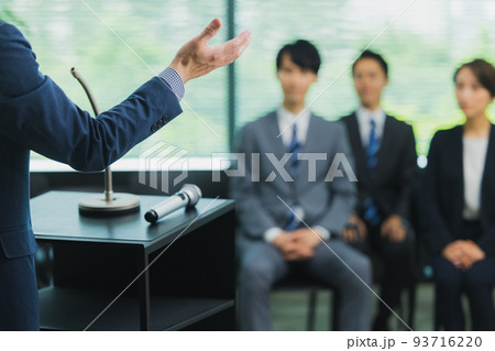 スピーチするグレイヘアの男性　 93716220