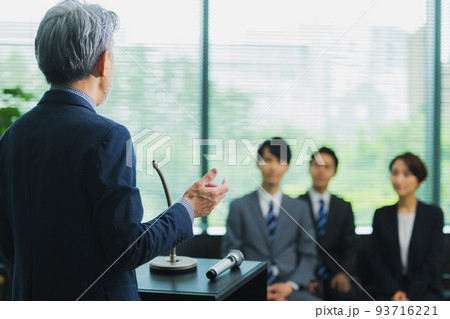 スピーチするグレイヘアの男性　 93716221