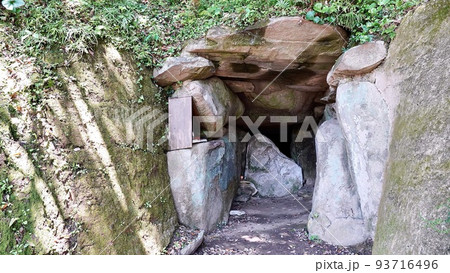長崎県壱岐市にある鬼の窟古墳の入口 93716496