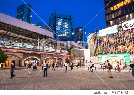 《東京都》夜の新橋駅前・SL広場 93716982
