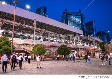 《東京都》夜の新橋駅前・SL広場 《東京都》夜の新橋駅前・SL広場 93716990