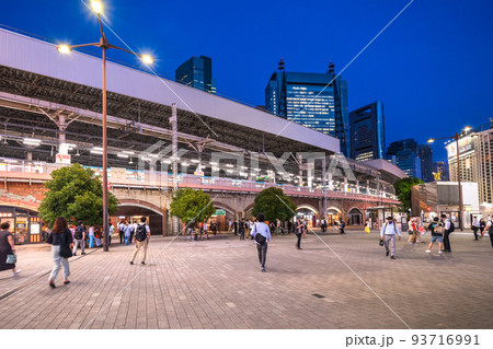 《東京都》夜の新橋駅前・SL広場 《東京都》夜の新橋駅前・SL広場 93716991