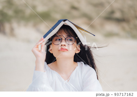 読書するメガネをかけた女性 読書するメガネをかけた女性 93717162
