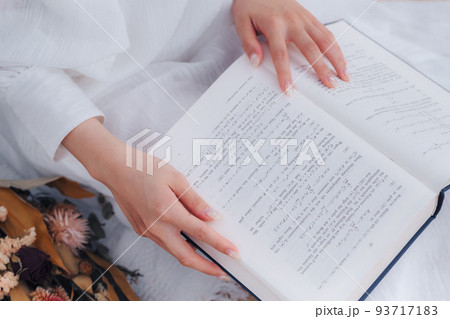 読書するメガネをかけた女性 93717183
