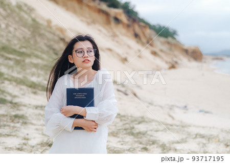 読書するメガネをかけた女性 93717195