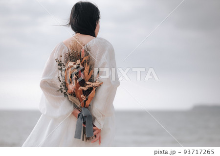 ブーケをもつ後ろ姿の女性 93717265