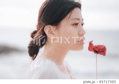 一輪の花を持つ女性 一輪の花を持つ女性 93717305