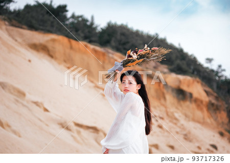 ブーケをもつ女性 ブーケをもつ女性 93717326