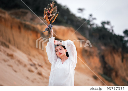 ブーケをもつ女性 ブーケをもつ女性 93717335