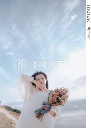 ブーケをもつ女性 93717433